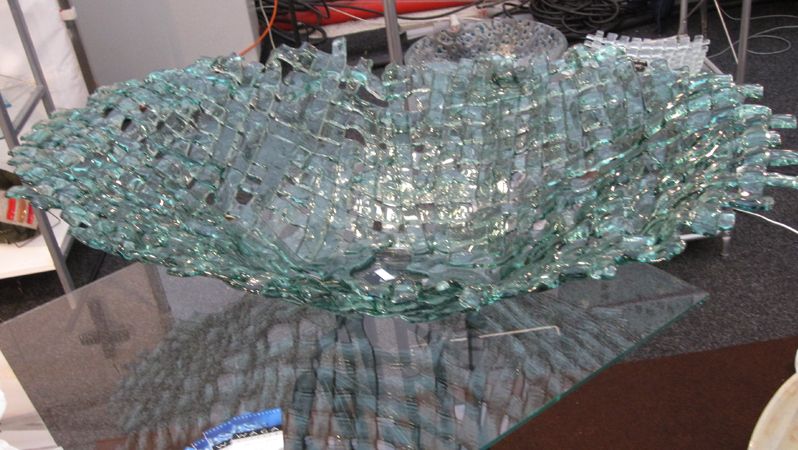 Designové sklo z pásků v blěděmodré bervě vytvoří efekt vodní hladiny i na skleněném konferenčním stolku.