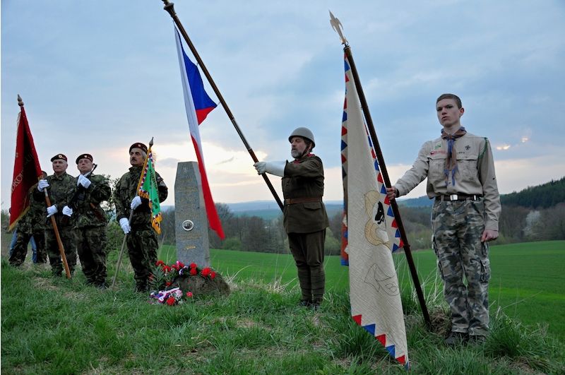 Vojenští veteráni a Junák jako čestná stráž u pomníku