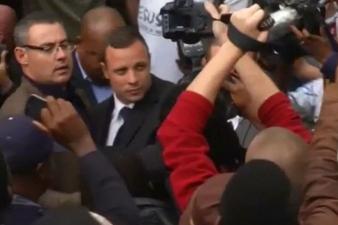 BEZ KOMENTÁŘE: Pistorius se nemohl při odchodu od soudu prodrat přes davy novinářů