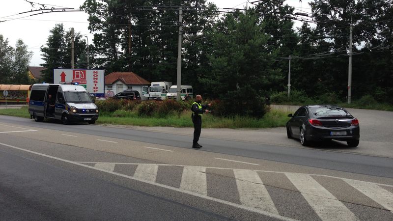 Speciální pořádková jednotka policie kontroluje vozy při příjezdu do Českých Budějovic.