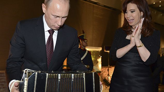 Bandoneon Vladimiru Putinovi osobně předala argentinská prezidentka Cristina Kirchnerová.
