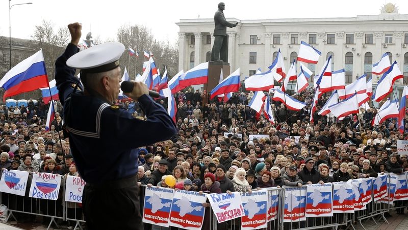 Člen souboru ruské černomořské flotily zpívá při proruské demonstraci ve městě Simferopol na Krymu. Snímek z 9. března 2014