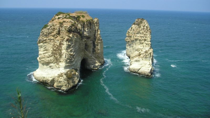 Holubím skalám poblíž Bejrútu dala voda za léta vymílání zvláštní podoby.