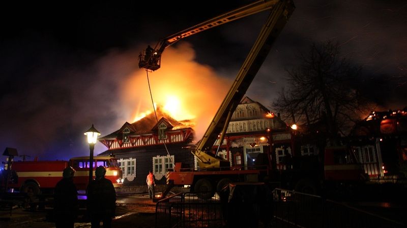 U požáru chaty Libušín na Pustevnách zasahovali hasiči ze Zlínského a Moravskoslezského kraje.