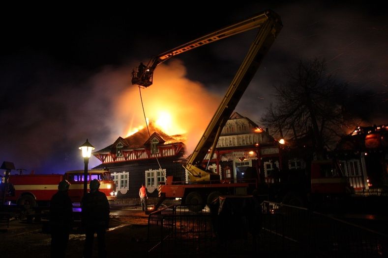 U požáru chaty Libušín na Pustevnách zasahovali hasiči ze Zlínského a Moravskoslezského kraje.