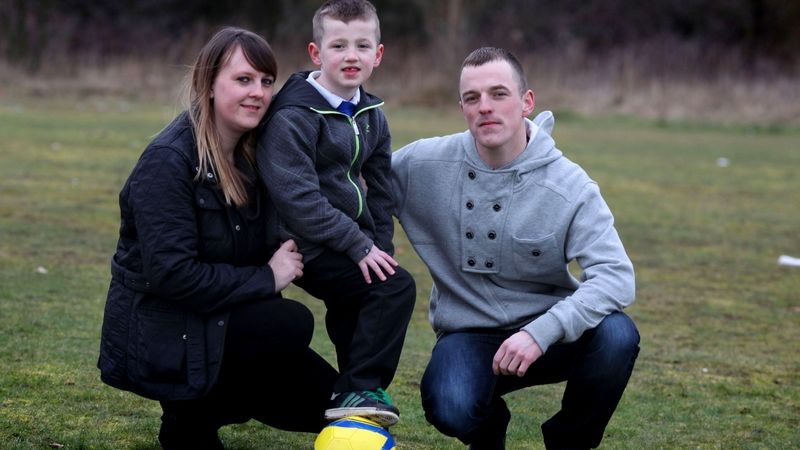 Sedmiletý Reece trpí narkolepsií, díky léčbě si může konečně s rodiči zahrát fotbal