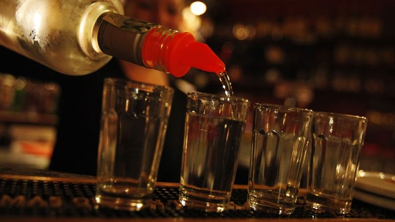 Posilněná pivem se vydala do baru. Nakonec tam házela sklenice a jednoho z hostů pokousala