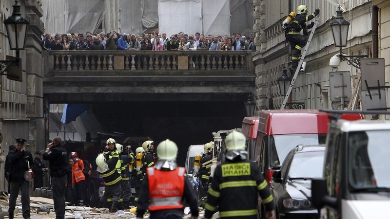 Hasiči zasahují u budovy v Divadelní ulici, kterou otřásl výbuch
