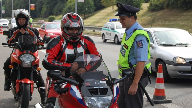Policisté na výpadovce na Svitavy kontrolovali každého projíždějícího motorkáře.
