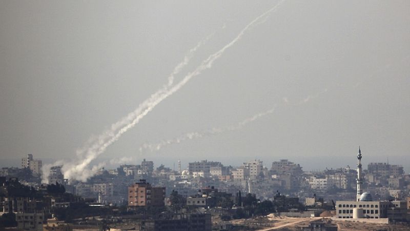 Stopy kouře za raketami vypálenými na Izrael