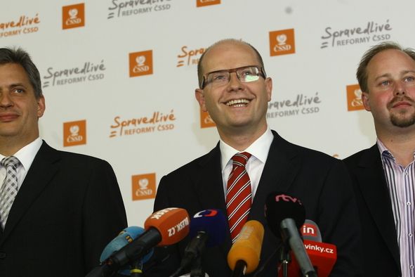 Předseda ČSSD Bohuslav Sobotka (uprostřed), kandidát na prezidenta Jiří Dienstbier (vlevo) a předseda stranického klubu Jeroným Tejc mohli být po volbách spokojeni.