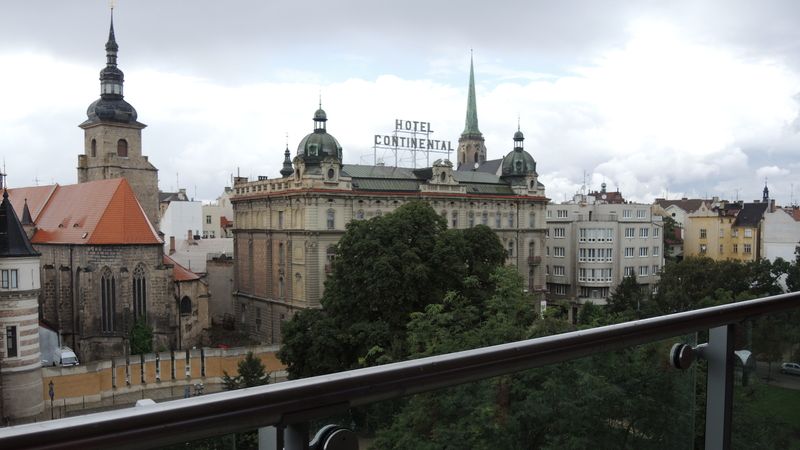 Výhled z bytu v sedmém patře na historické centrum Plzně.