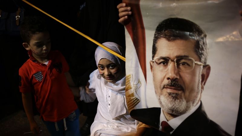 Egyptské dítě s plakátem Mursího 