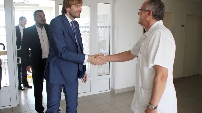 Ministr zdravotnictví Adam Vojtěch se vítá s primářem gastroenterologického oddělení Vítkovické nemocnice MUDr. Petrem Fojtíkem