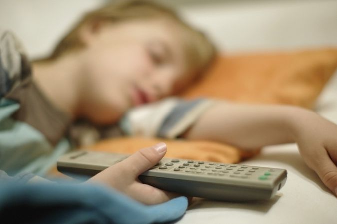 Důvodem, proč současné děti málo a nekvalitně spí, je často dlouhé ponocování u televize.