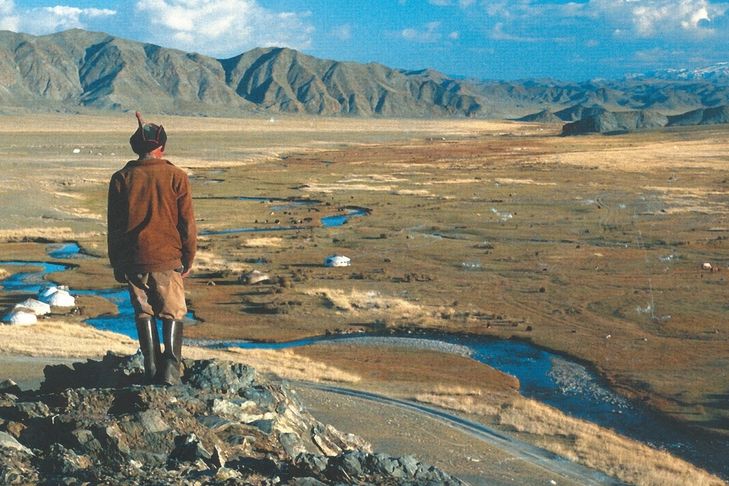 Mongolsko – z ničeho nic se objeví člověk a stejně rychle zase zmizí. Pustina je tady ale nádherně barevná.