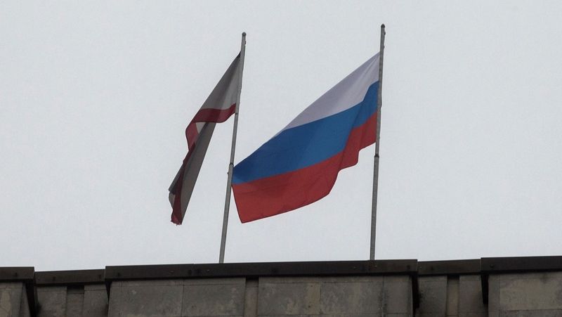 Na střeše krymského parlamentu se ve čtvrtek objevila ruská vlajka.