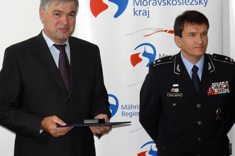 Pamětní medaile 11 policistům předal moravskoslezský hejtman Jaroslav Palas (vlevo) a policejní prezident Oldřich Martinů. 