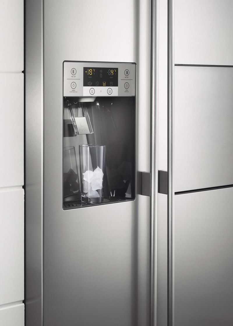 Kombinovaná chladnička Side by Side nabízí okamžitý přístup k nápojům bez nutnosti otevřít dveře. 