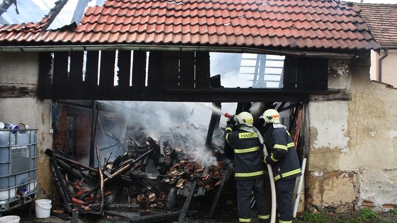 Oheň poničil hlavně střechu a krovy objektu.