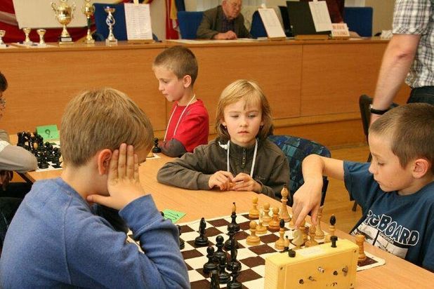 Šachům na závodní úrovni se věnují děti už od útlého věku.