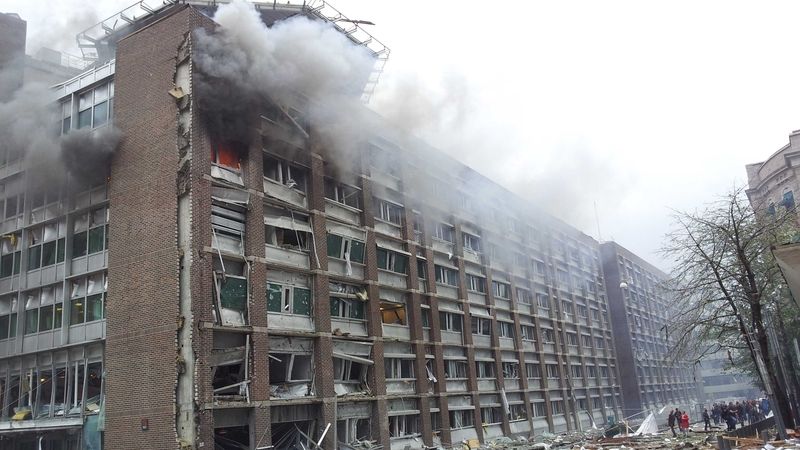Z budovy v centru Osla stoupá po výbuchu bomby hustý dým.