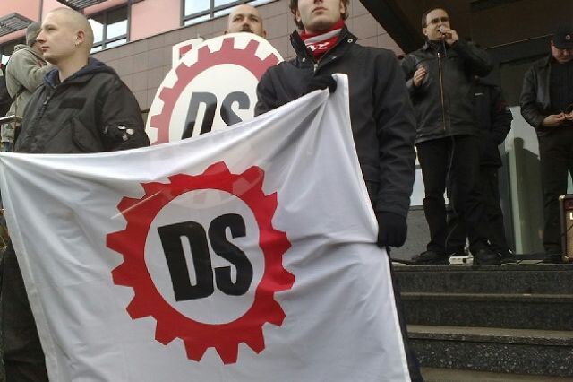 Příznivci krajně pravicové Dělnické strany shromáždění před místem konání kongresu ODS.