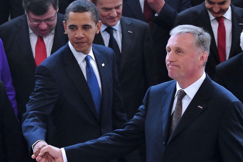 Premiér ČR Mirek Topolánek (vpravo) přivítal v Kongresovém centru v Praze prezidenta USA Baracka Obamu na summitu EU - USA.