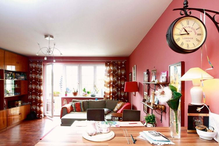 Obývací pokoj je zařízen ve stylu 70. let minulého století. Michaela Dolinová má totiž ráda retro. 