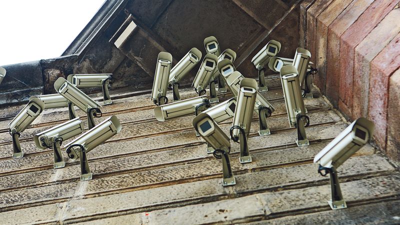 Kamery u Palackého mostu na pražském nábřeží. Zřejmě jde o dílo umělecké skupiny, která chce upozornit na ztrátu soukromí.