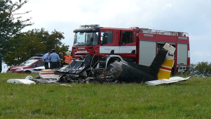 Na Karlovarsku spadlo malé letadlo, něštěstí stálo život dva lidi. 
