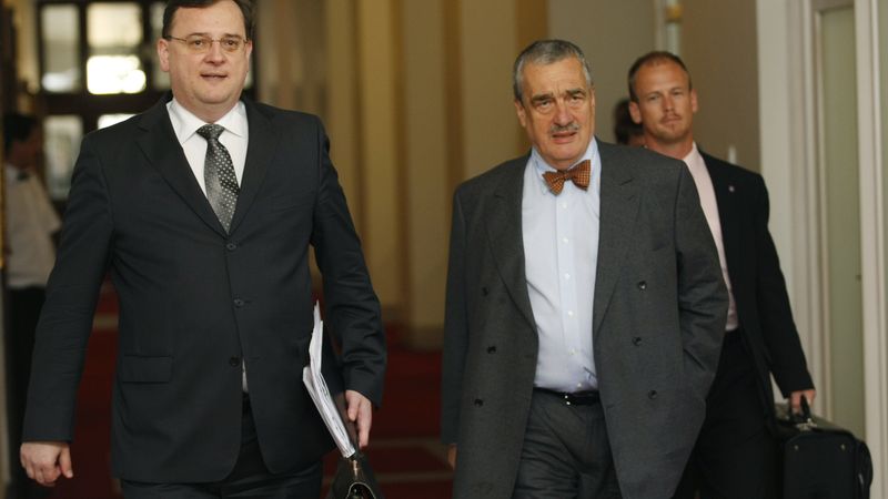 Premiér Petr Nečas (ODS) s ministrem zahraničí Karlem Schwarzenbergem (TOP 09)
