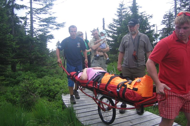 Ilustrační foto ze zásahu zraněného cyklisty z roku 2010, který byl transportován na rakouském vozíku.