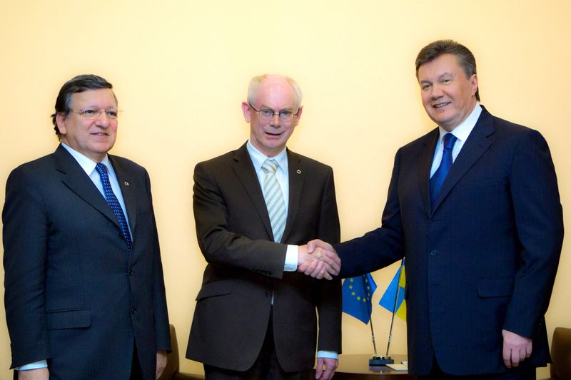 Ukrajinský prezident Viktor Janukovyč (vpravo) s předsedou Evropské komise Josém Manuelem Barrosem (vlevo) a předsedou Evropské rady Hermanem van Rompuyem ve Vilniusu