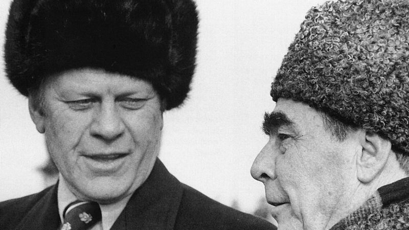 Sovětský vůdce Leonid Brežněv (vpravo) s americkým prezidentem Geraldem Fordem