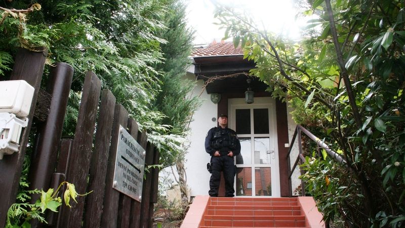 Rathův dům v Hostivici oblehla loni policie. 