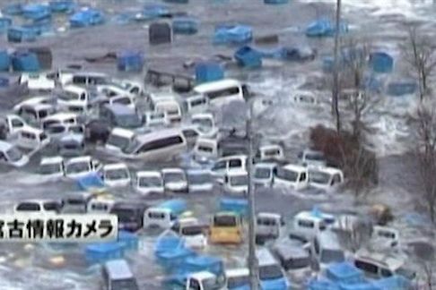 Na Japonsko udeřilo silné zemětřesení, pobřeží zasáhla vlna tsunami