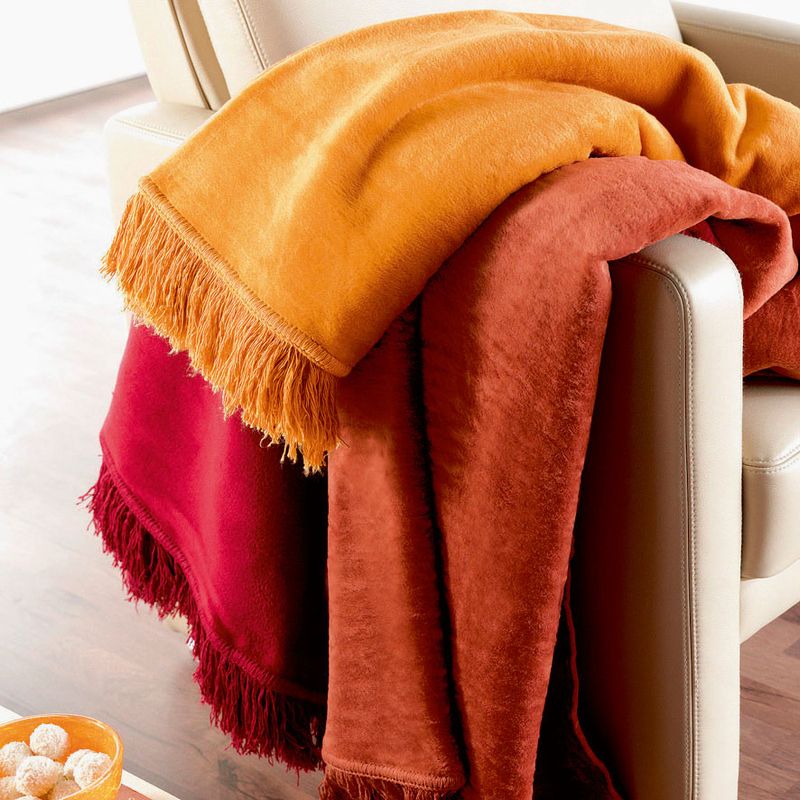Měkký pléd nebo menší deka pro chladné večery. Materiál: 60 % bavlna, 40 % dralon, v sytých přírodních barvách. Rozměr 130x180 cm. Cena 1690 Kč.