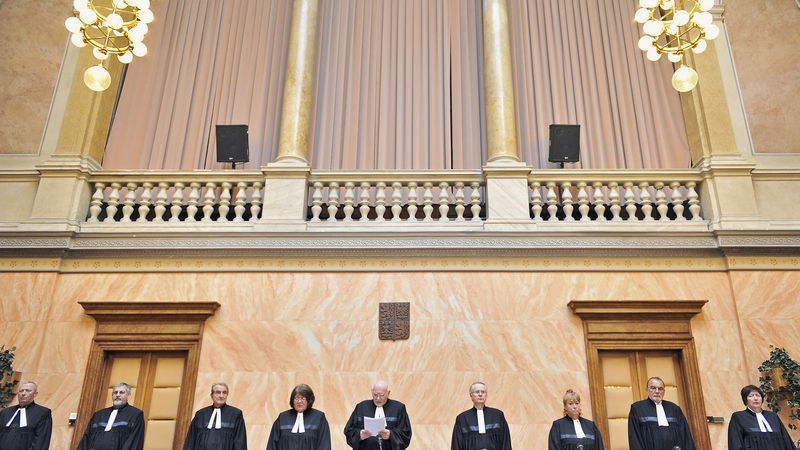 Ústavní soudci při vyhlášení verdiktu