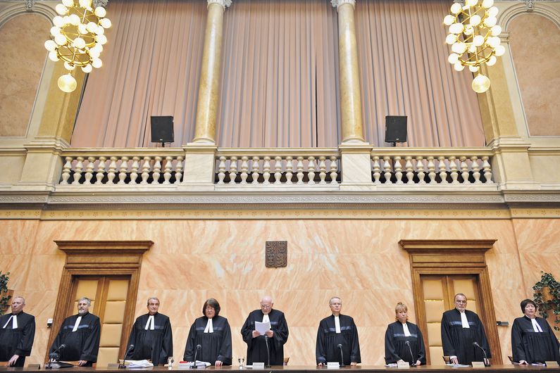 Ústavní soudci při vyhlášení verdiktu