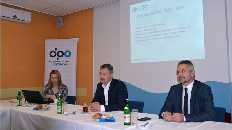 Ostrava 26.10.2018 Předseda představenstva a generální ředitel DPO a.s. Daniel Morys( uprostřed) představuje parametry elektro autobusu. 