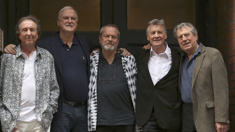 Terry Jones (první zprava) a skupina Monty Python