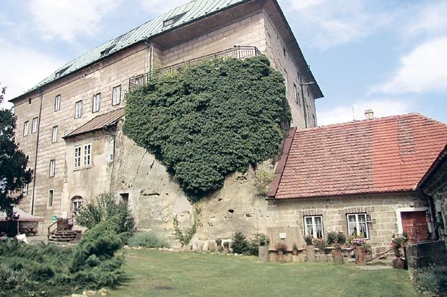  Příjemné posezení je i na nádvoří hradu Houska.