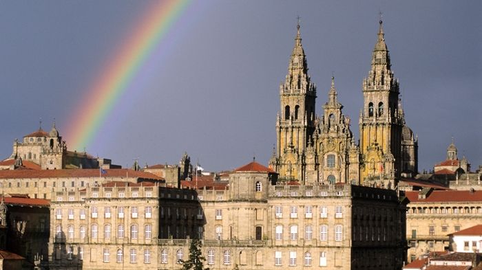 Duha nad katedrálou Santiago de Compostela.