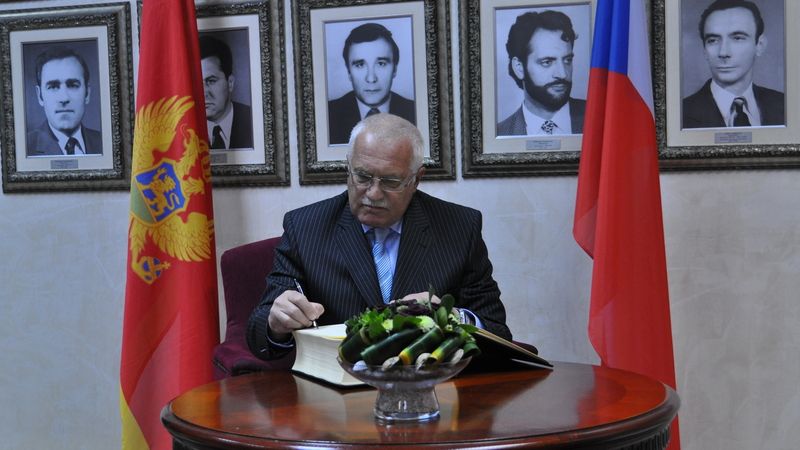 Prezident Václav Klaus při podpisu do Pamětní knihy Parlamentu Černé Hory v hlavním městě Podgorici
