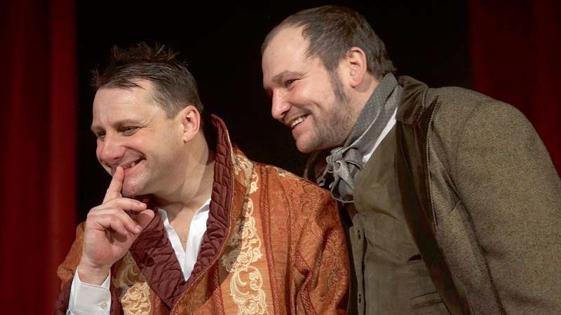 V Gogolově Ženitbě se marně snaží v Divadle Na Jezerce oženit váhavého Radka Holuba.
