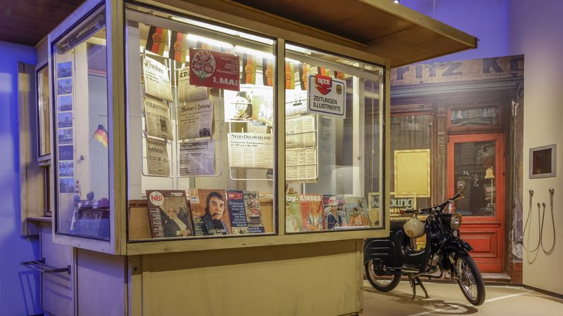 Originální prodejní kiosek v muzeu každodenního života v NDR