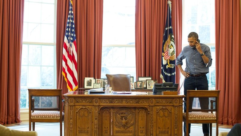 Prezident USA Barack Obama telefonuje z Oválné pracovny Bílého domu ruskému prezidentovi Vladimiru Putinovi.