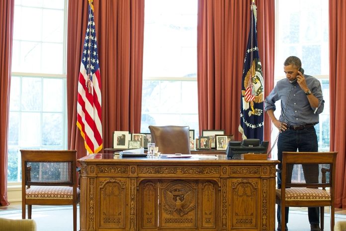 Prezident USA Barack Obama telefonuje z Oválné pracovny Bílého domu ruskému prezidentovi Vladimiru Putinovi.
