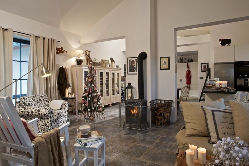 Obytný prostor propojený s kuchyní je zařízen nábytkem a doplňky ve stylu Provence. Vánoční dekoraci vytvořil florista Jan Komzák.